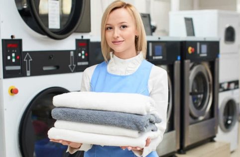Lavandería y plancha a domicilio Servicio profesional de lavandería y planchado a domicilio, con acabados impecables y tu ropa siempre lista para usar.